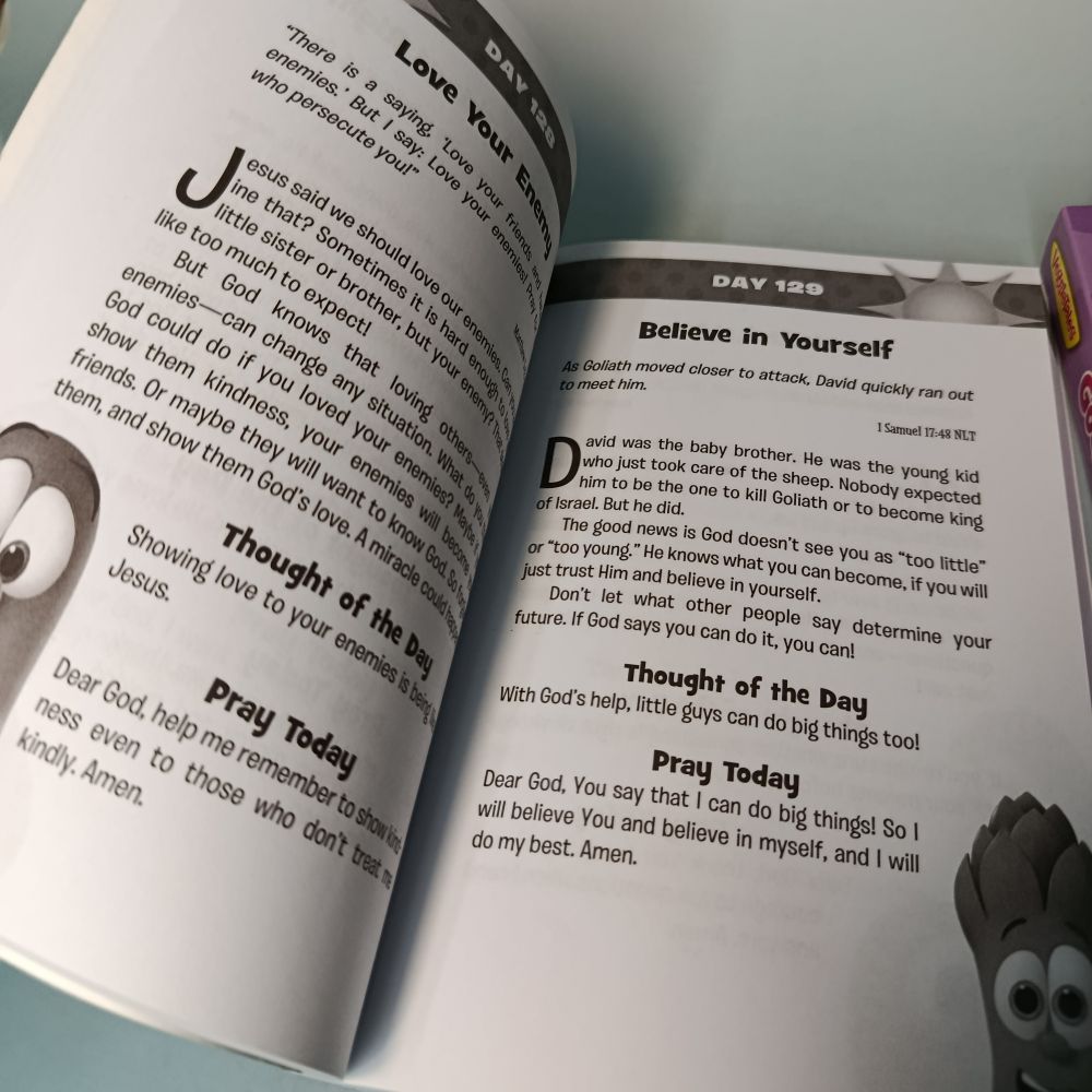 Veggietales - 365 Daily Devos: GOD IS WITH ME (For Kids)
